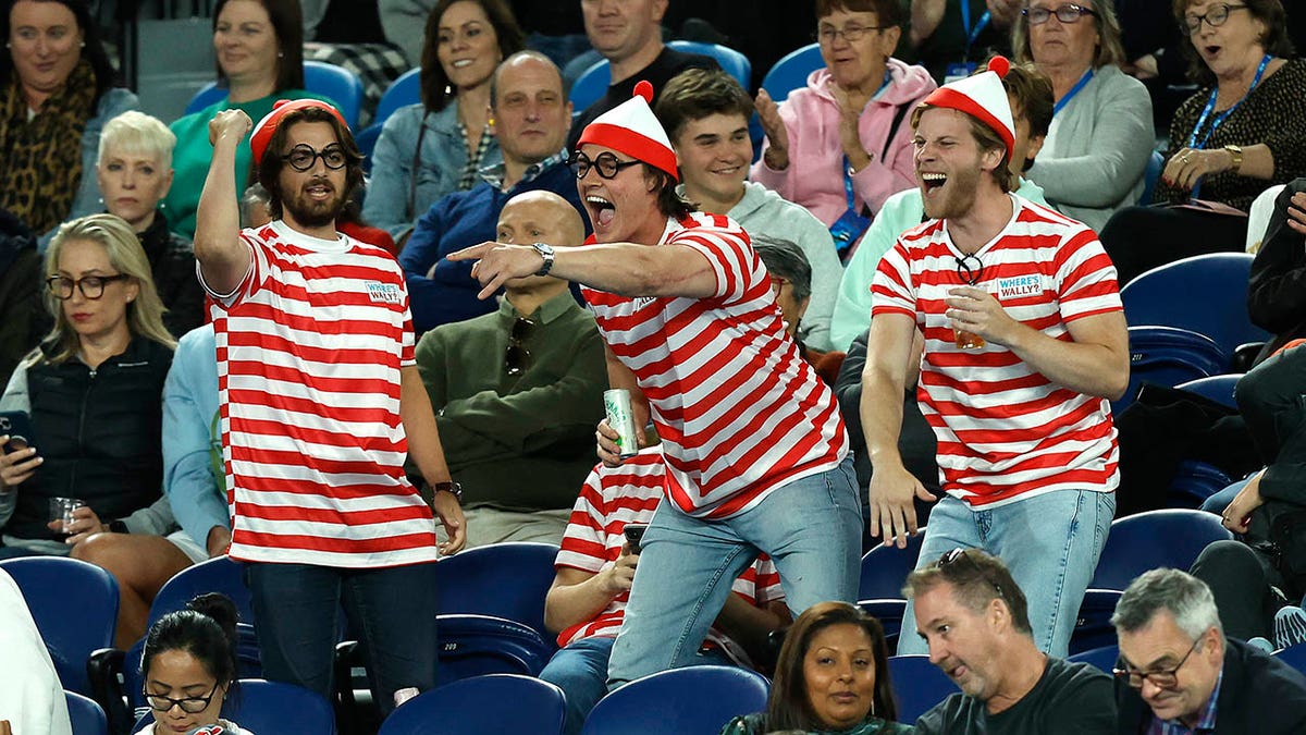 Australian Open fans heckle Novak Djokovic