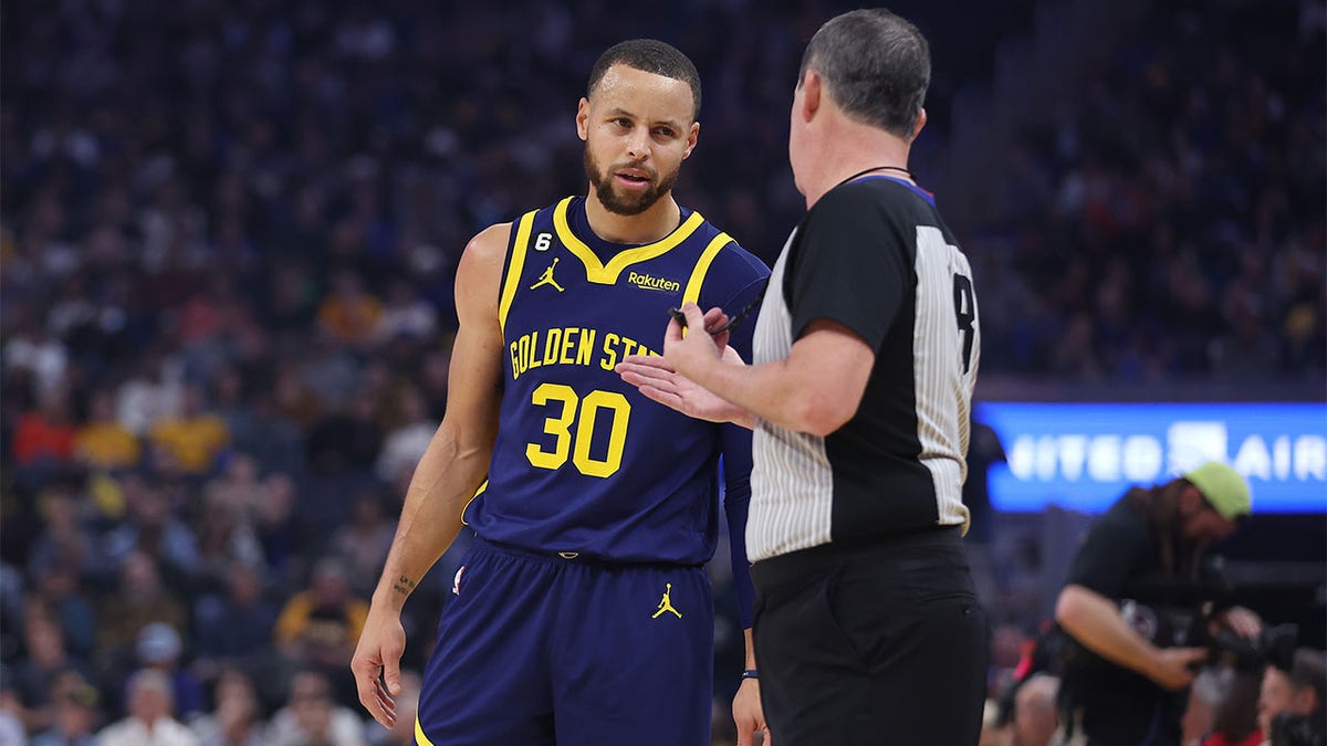 Stephen Curry talks to a ref during the Memphis game
