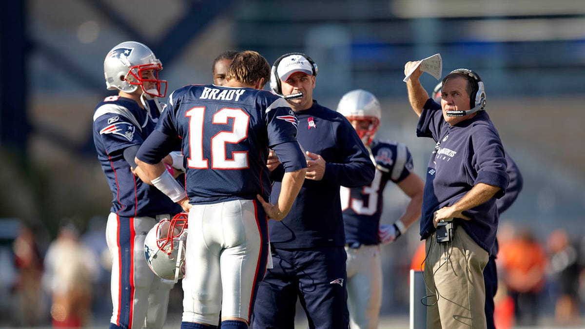 Bill O'Brien talks with Tom Brady during practice