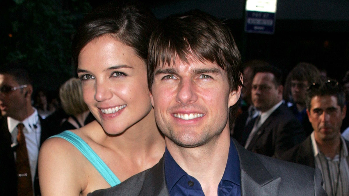 Katie Holmes e Tom Cruise se abraçam em Nova York