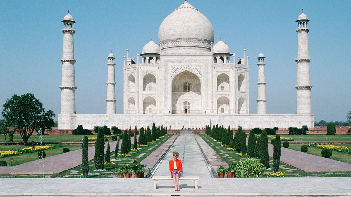 Princess Diana in front of Taj Mahal 