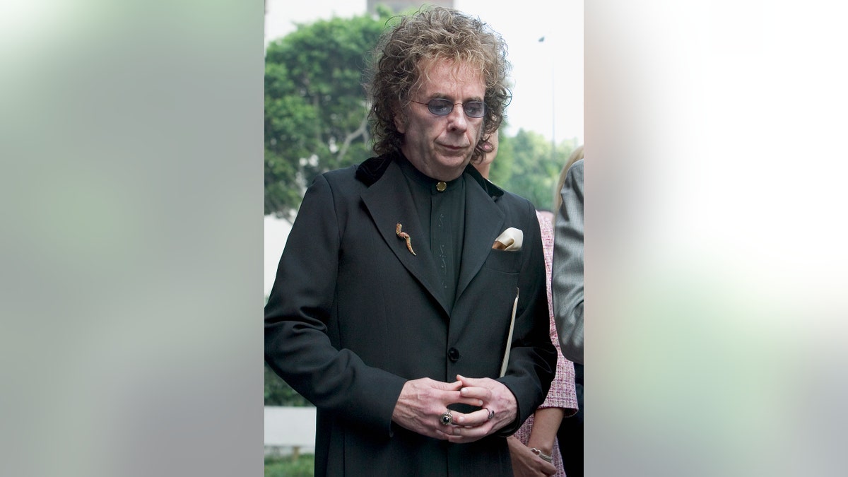 Phil Spector professing his innocence outside of court