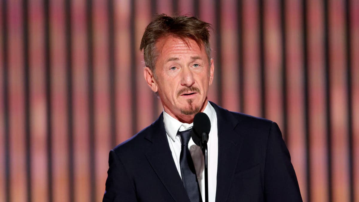 Sean Penn introduced Ukrainian president at Globes