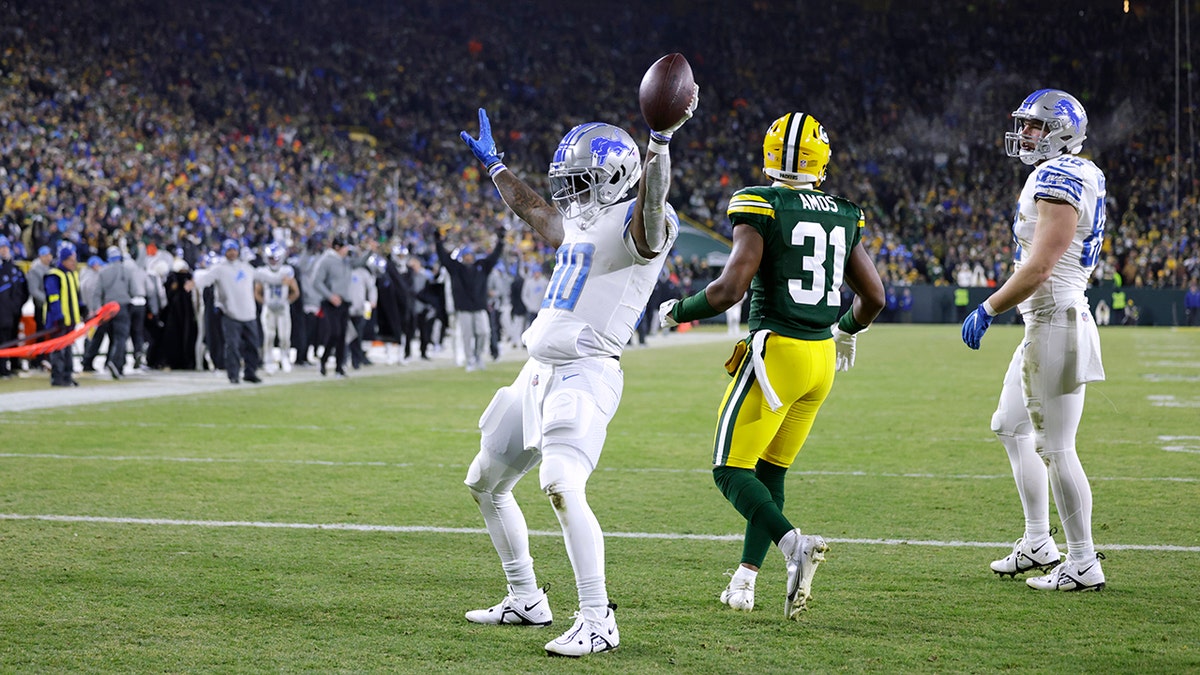 Jamaal Williams scores in the second half