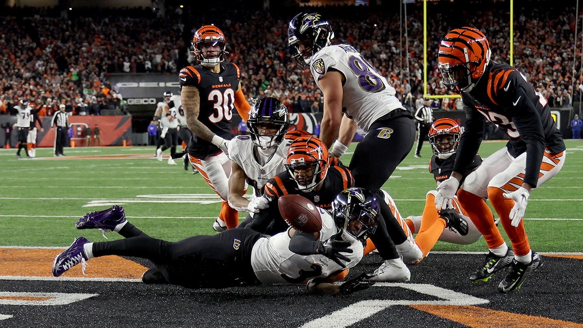 Bengals' Sam Hubbard ran over 17 mph on incredible fumble return