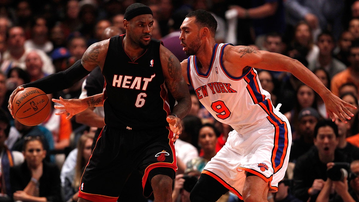 Jared Jeffries guards LeBron James