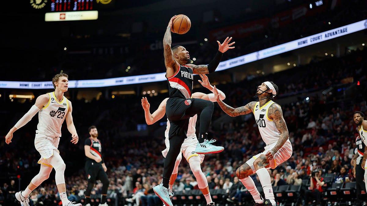 Damian Lillard drives to the basket