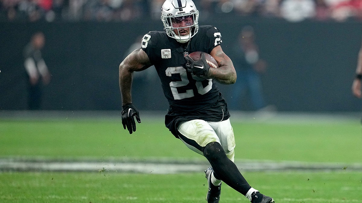 Josh Jacobs carries the ball vs the Chiefs