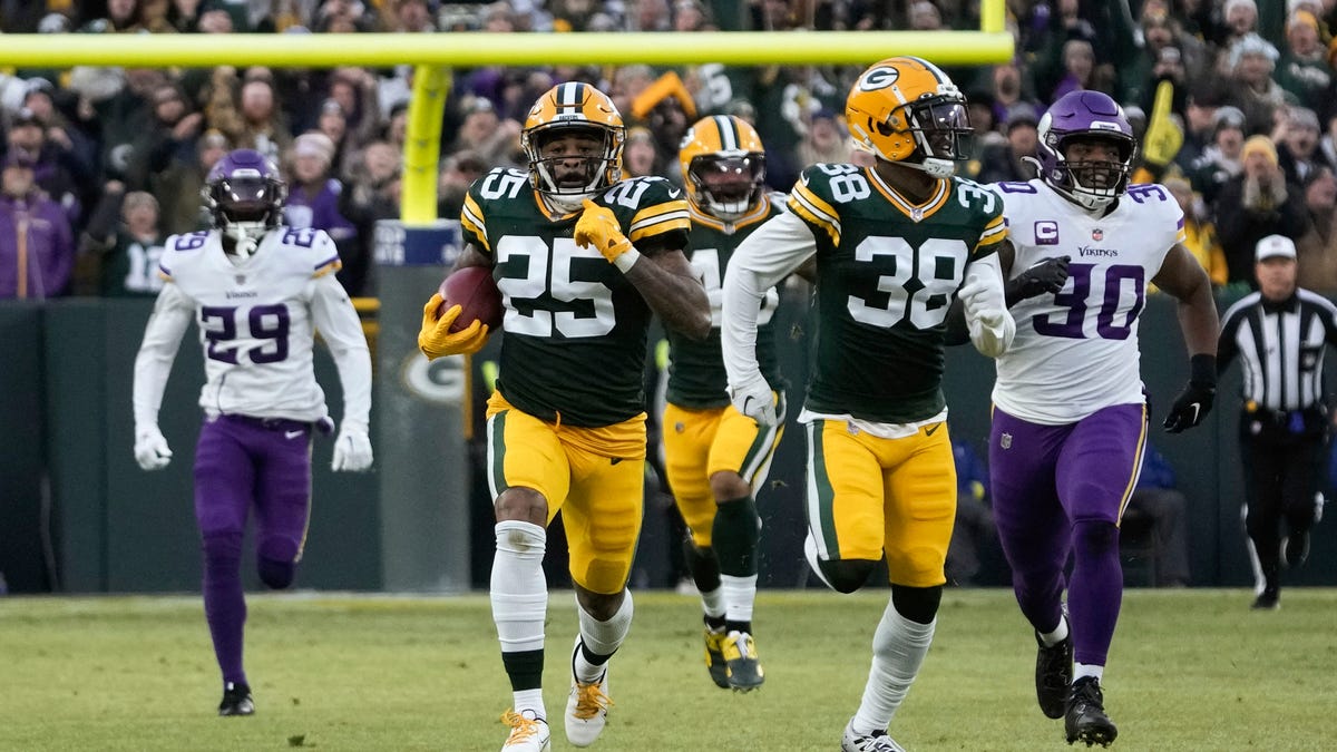 Green Bay Packers cornerback Keisean Nixon (25) runs back a