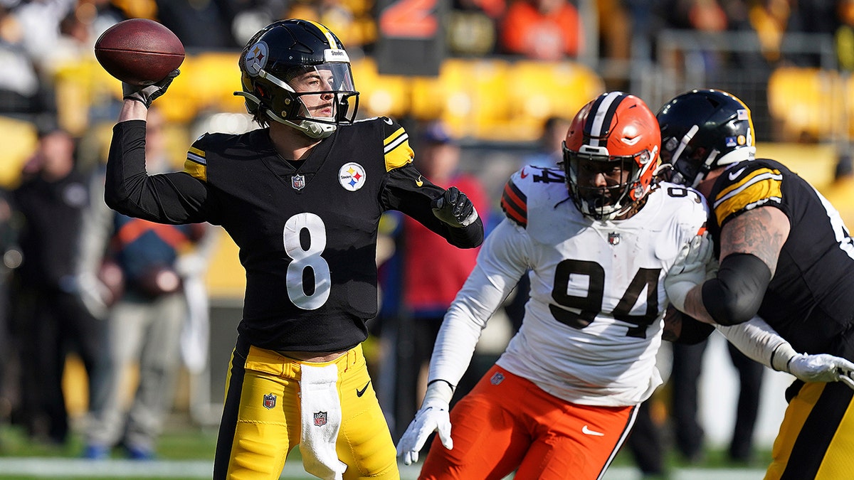 Kenny Pickett avoids a Browns player