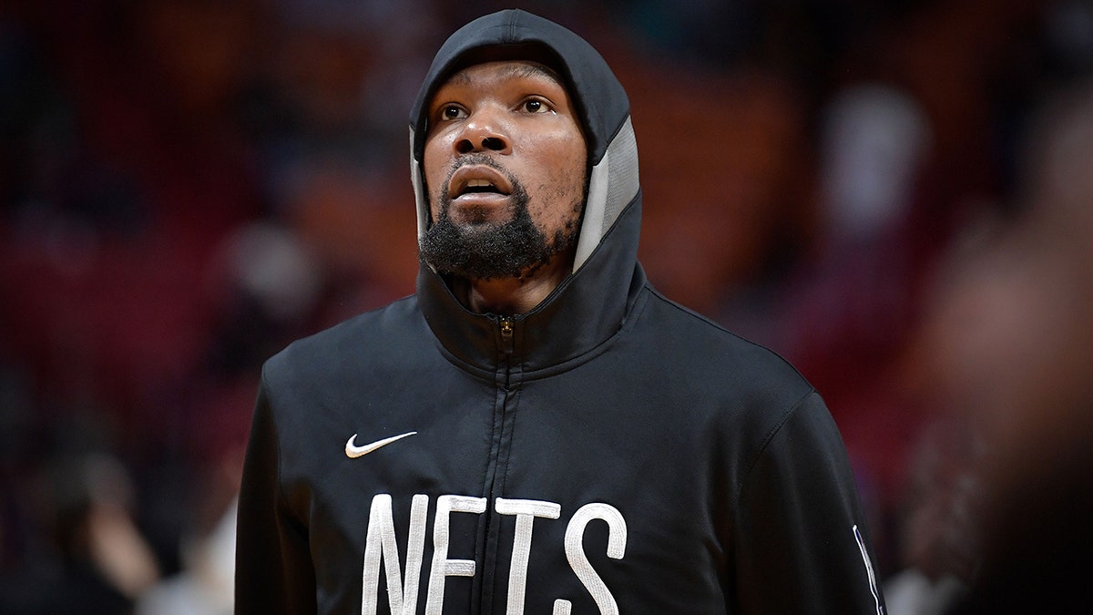 Kevin Durant warms up