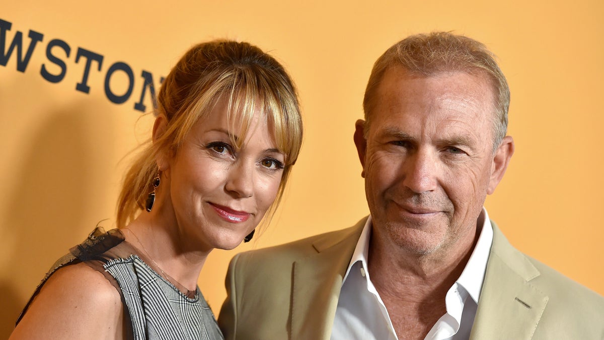 Kevin Costner and his wife on red carpet