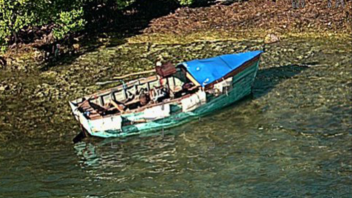 Migrants in boat 