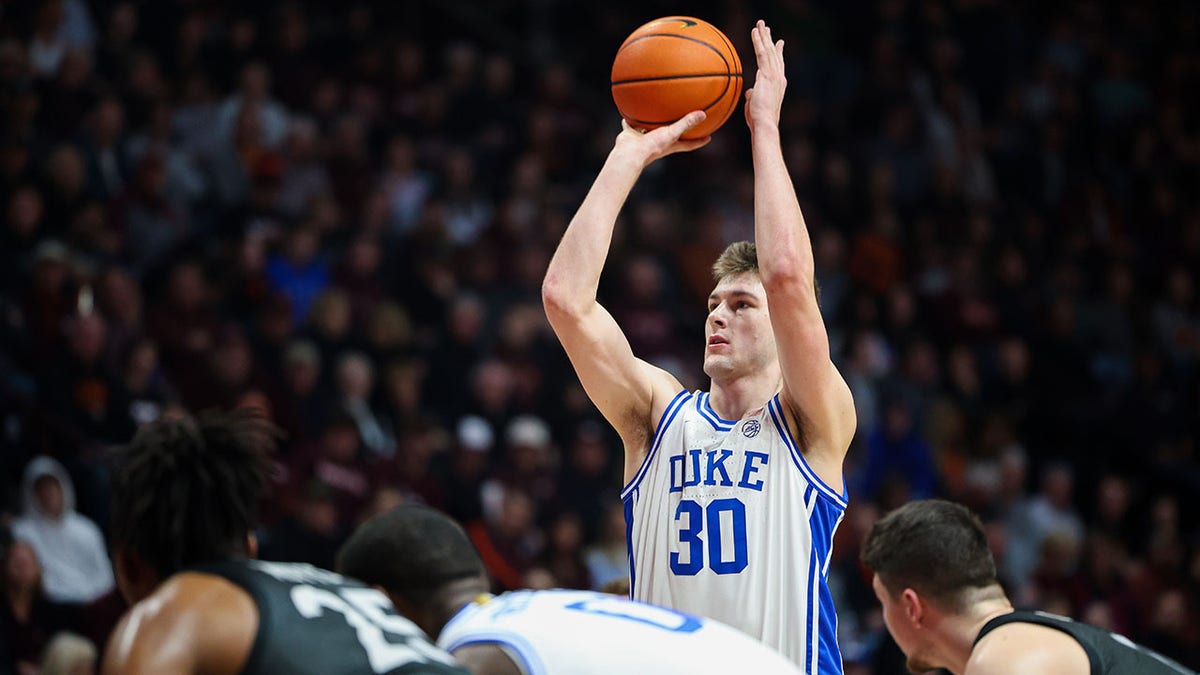 Kyle Filipowski shoots a free throw