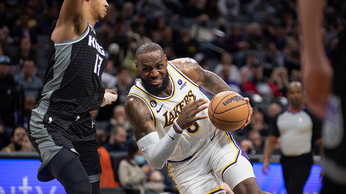 LeBron James helps the Lakers