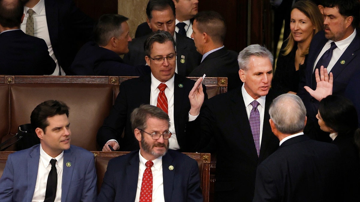 U.S. House Republican Leader Kevin McCarthy (R-CA) (R) talks