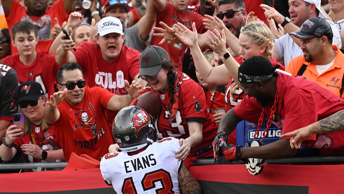 Can't-Miss Play: Tampa Bay Buccaneers quarterback Tom Brady's THIRD TD  connection with wide receiver Mike Evans puts Bucs ahead of Panthers in  fourth