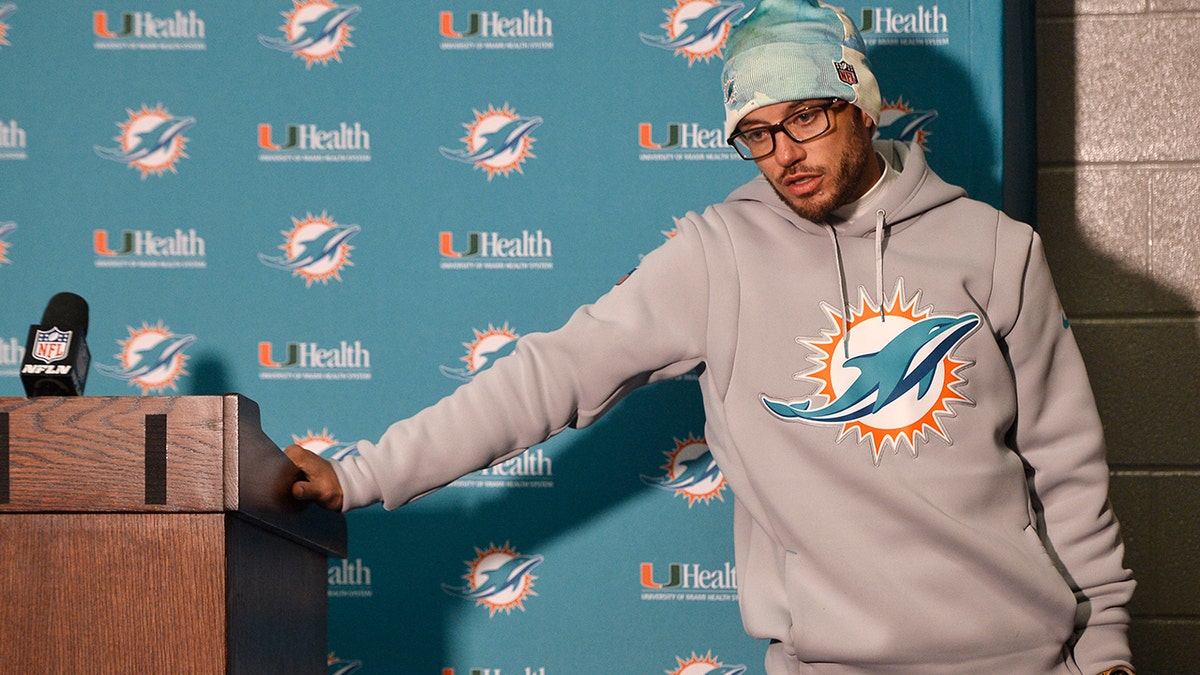 Mike McDaniel: How the drop of a hat led to landing Dolphins gig