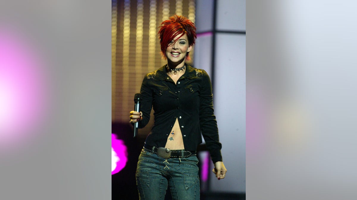 American Idol performer Nikki McKibbin sings on stage