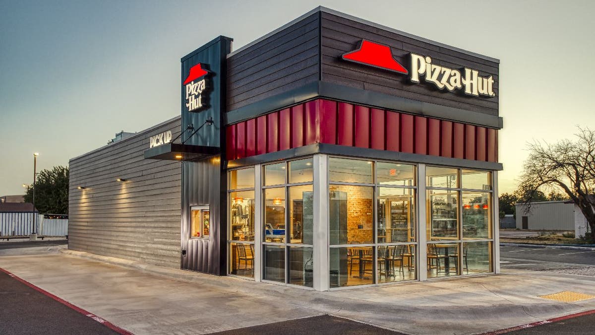 Pizza Hut restaurant exterior