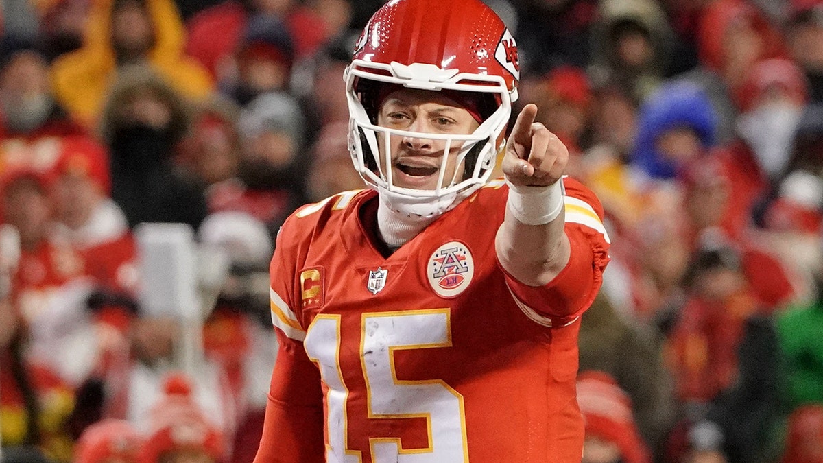 Did the refs screw the Bengals on Patrick Mahomes late hit out of bounds?