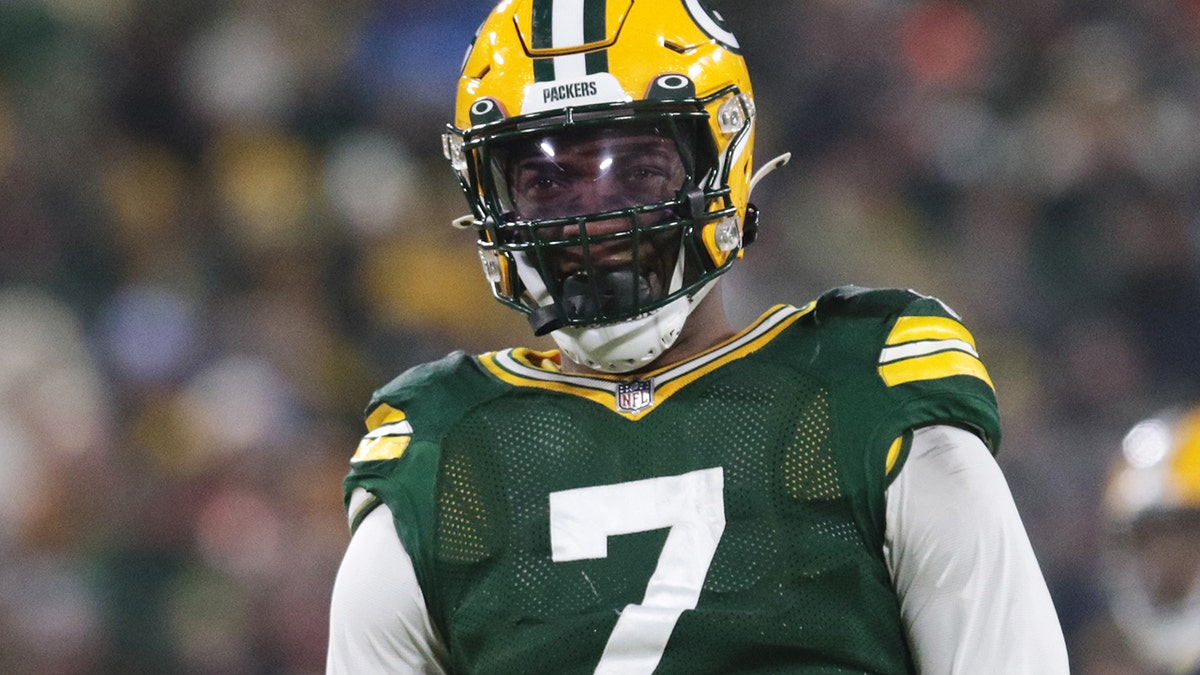 Green Bay Packers linebacker Quay Walker (7) signals during an NFL football  against the Tennessee Titans Thursday, Nov. 17, 2022, in Green Bay, Wis.  (AP Photo/Jeffrey Phelps Stock Photo - Alamy