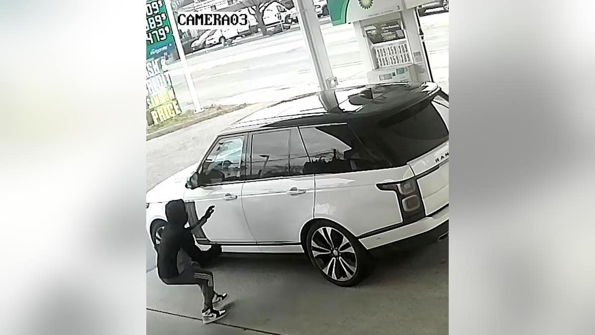 Man stealing Range Rover