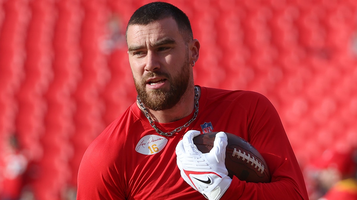 Travis Kelce warms up