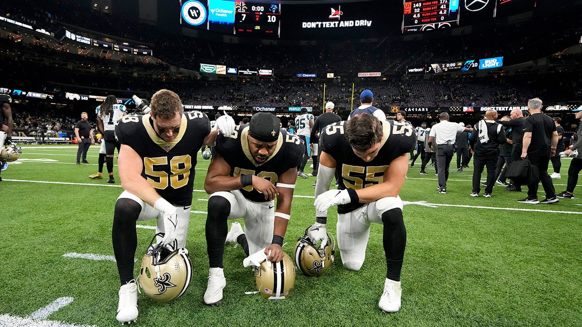 Saints players pray