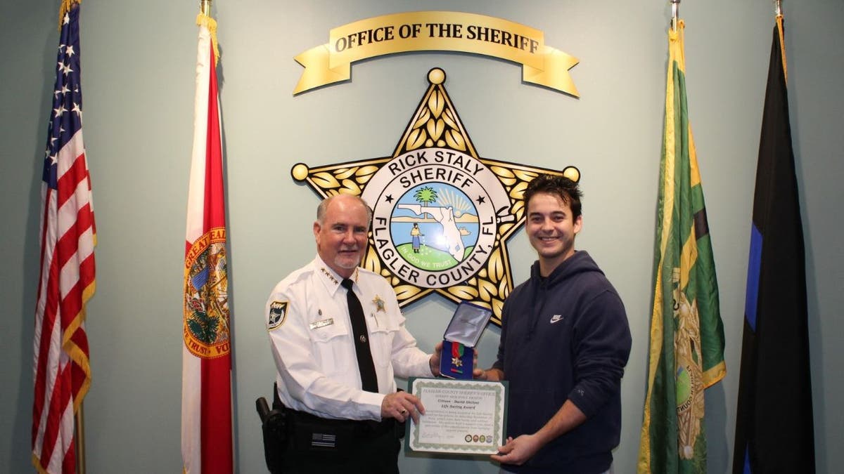 Florida Bartender David Ghiloni receives award from sheriff