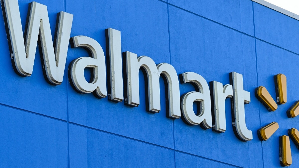 El logo de Walmart en una tienda
