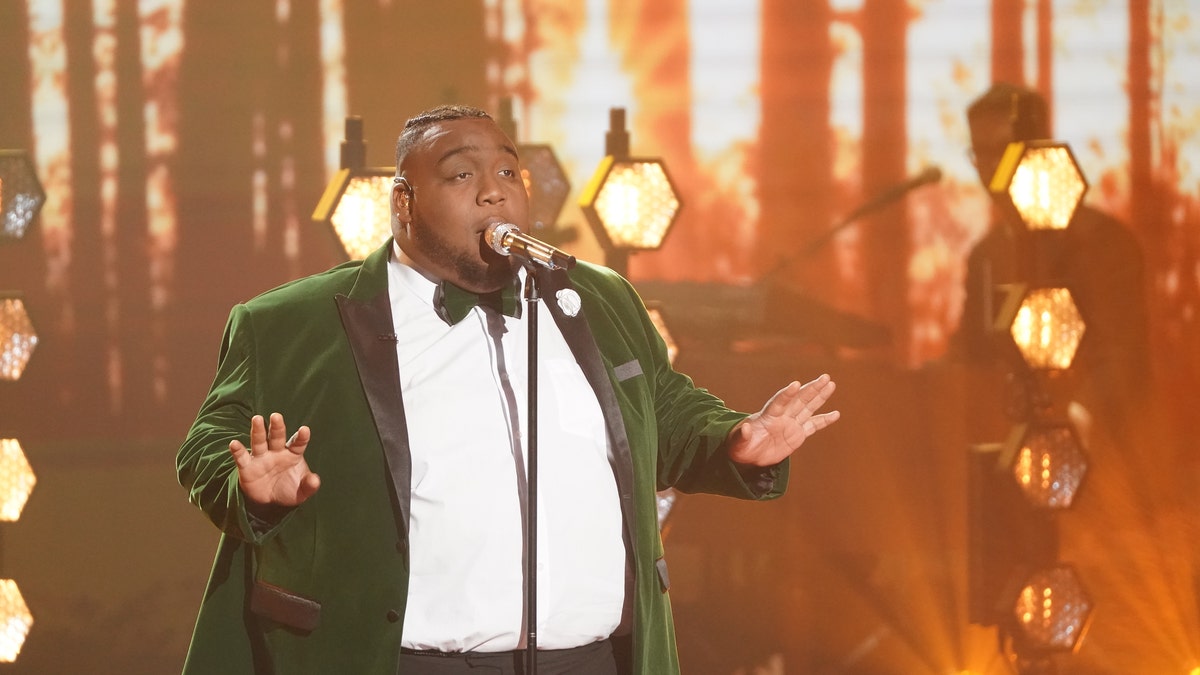 Willie Spence sings on stage during finals of Idol