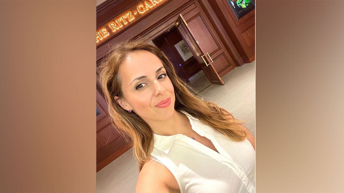 Missing MA woman Ana Walshe smiles in selfie photo in front of hotel