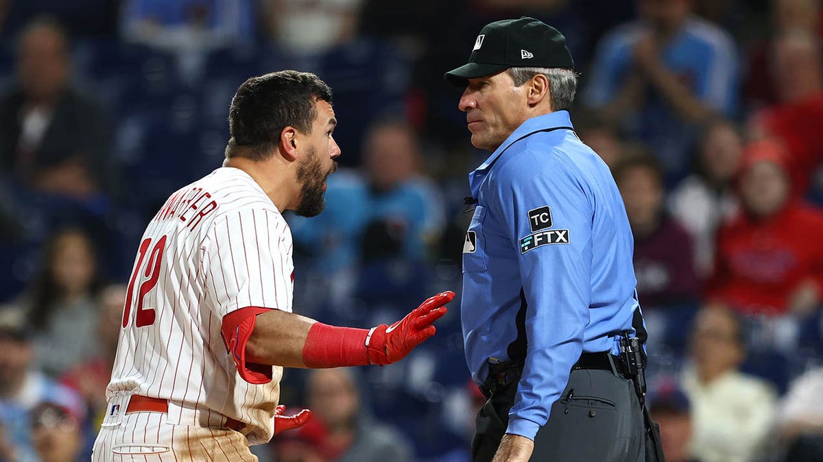 Kyle schwarber argues with hernandez