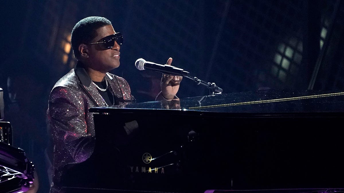 Babyface performing