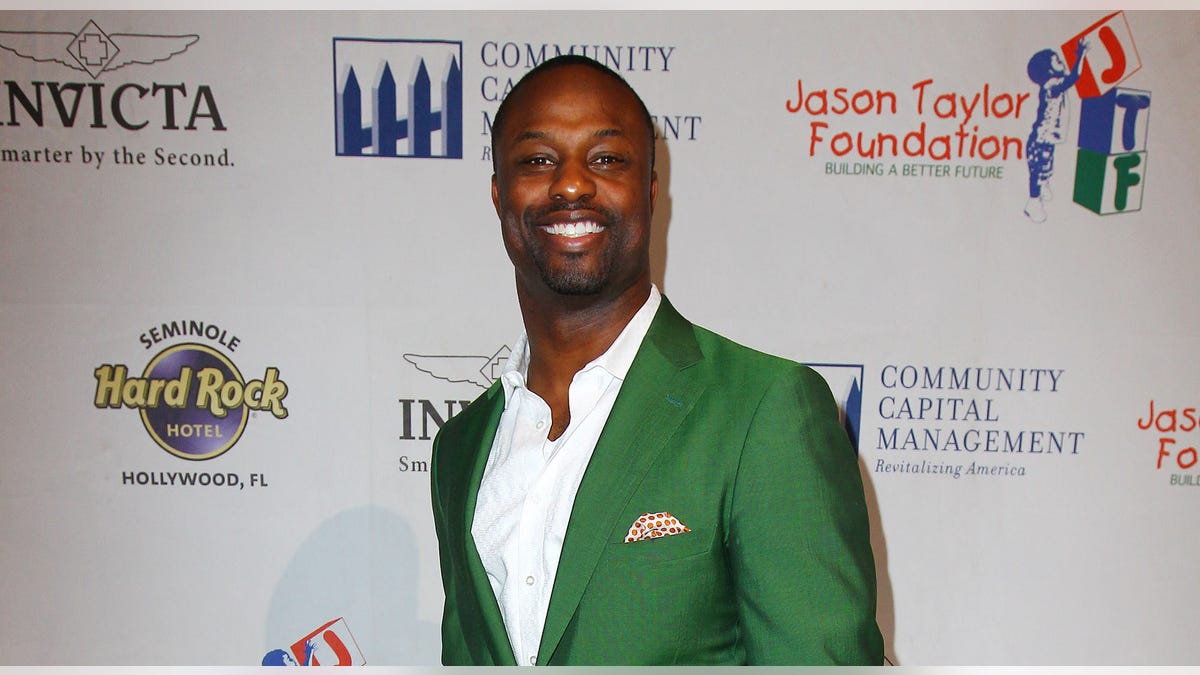 ‘I’d rather let him burn’ 2 Bart Scott smiles