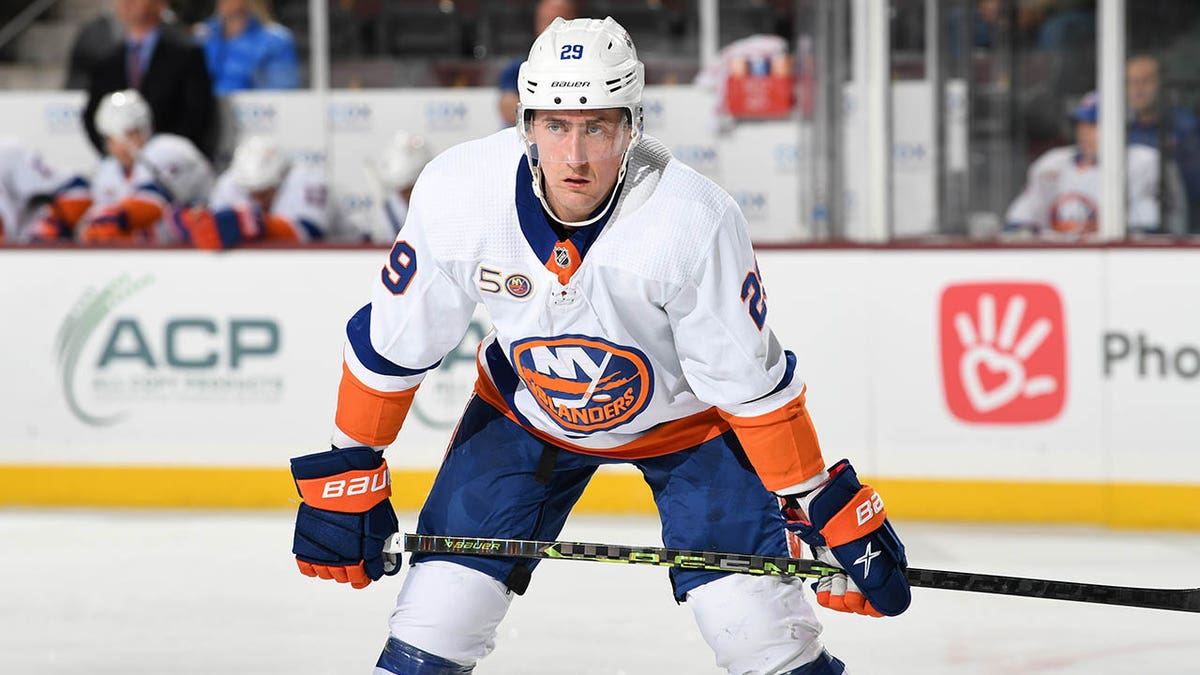 Brock Nelson casually yanks tooth on Islanders' bench