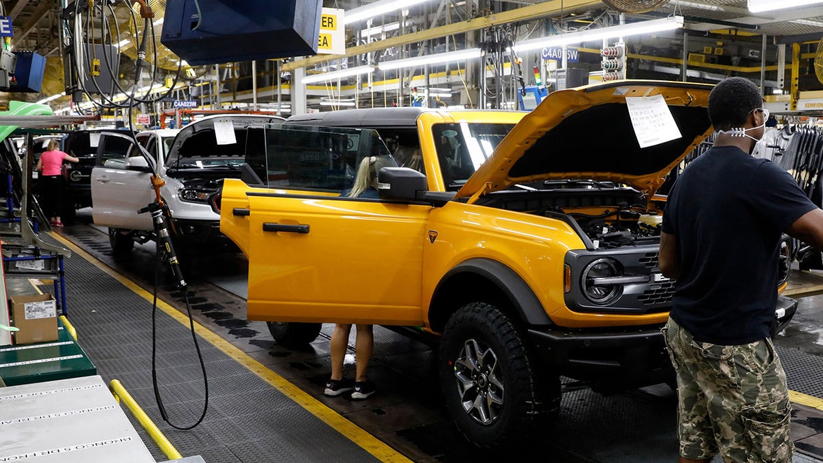 Ford offers some on Bronco waitlist $2,500 to buy something else