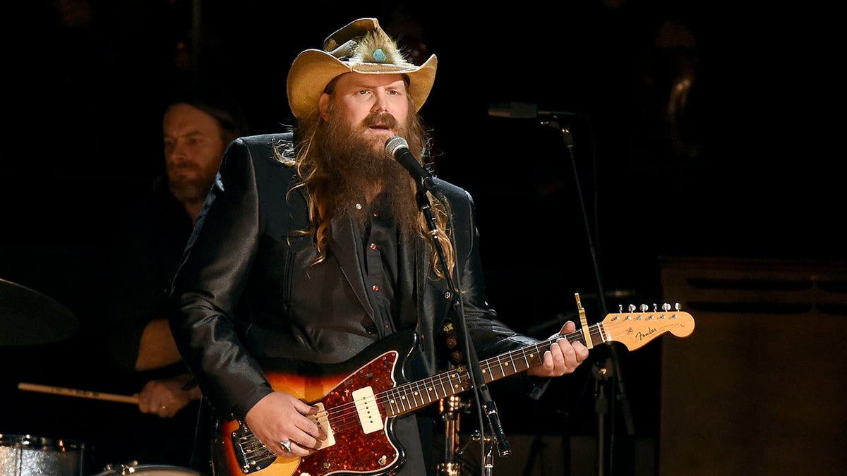 Chris Stapleton performing