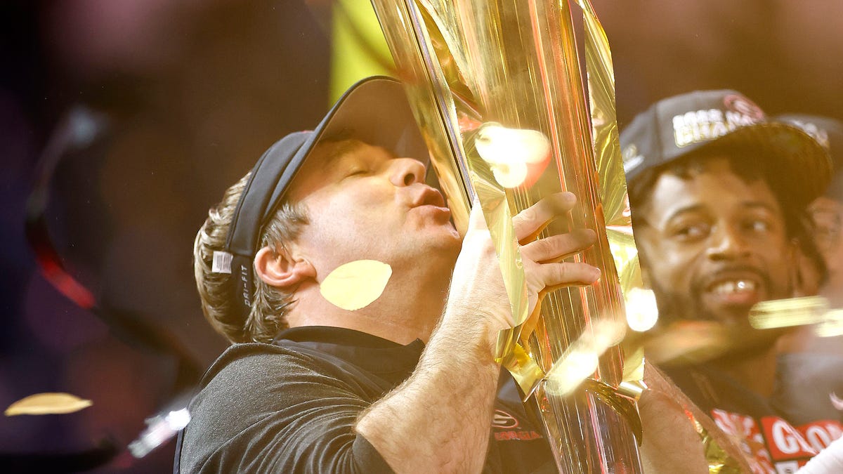 Kirby Smart kisses national championship trophy