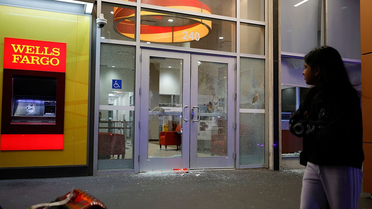 Atlanta bank window smashed by rioters