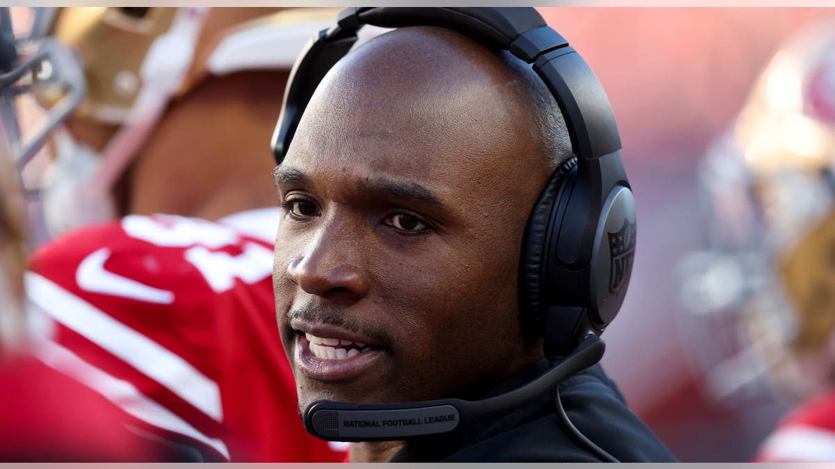 DeMeco Ryans coaches against the Cowboys