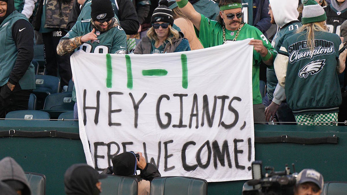 Eagles fans taunting giants
