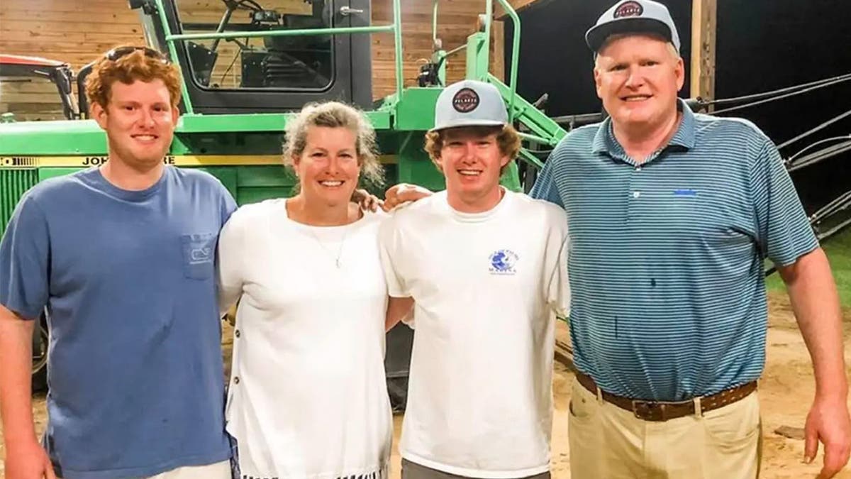 La familia Murdaugh posa frente a un tractor.