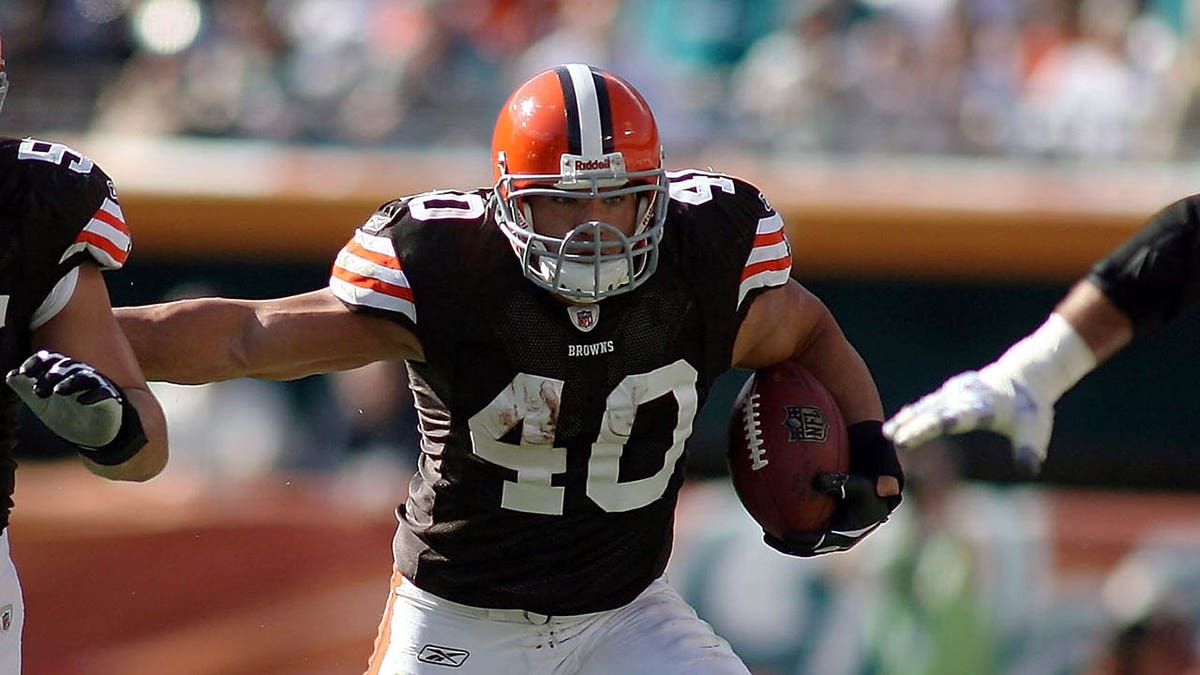 Peyton Hillis runs with ball