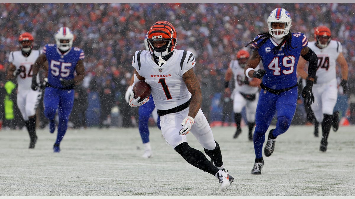 Ja'Marr Chase runs