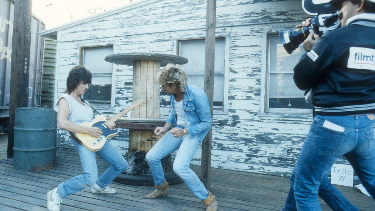 Jeff Beck with Rod Stewart in 1985