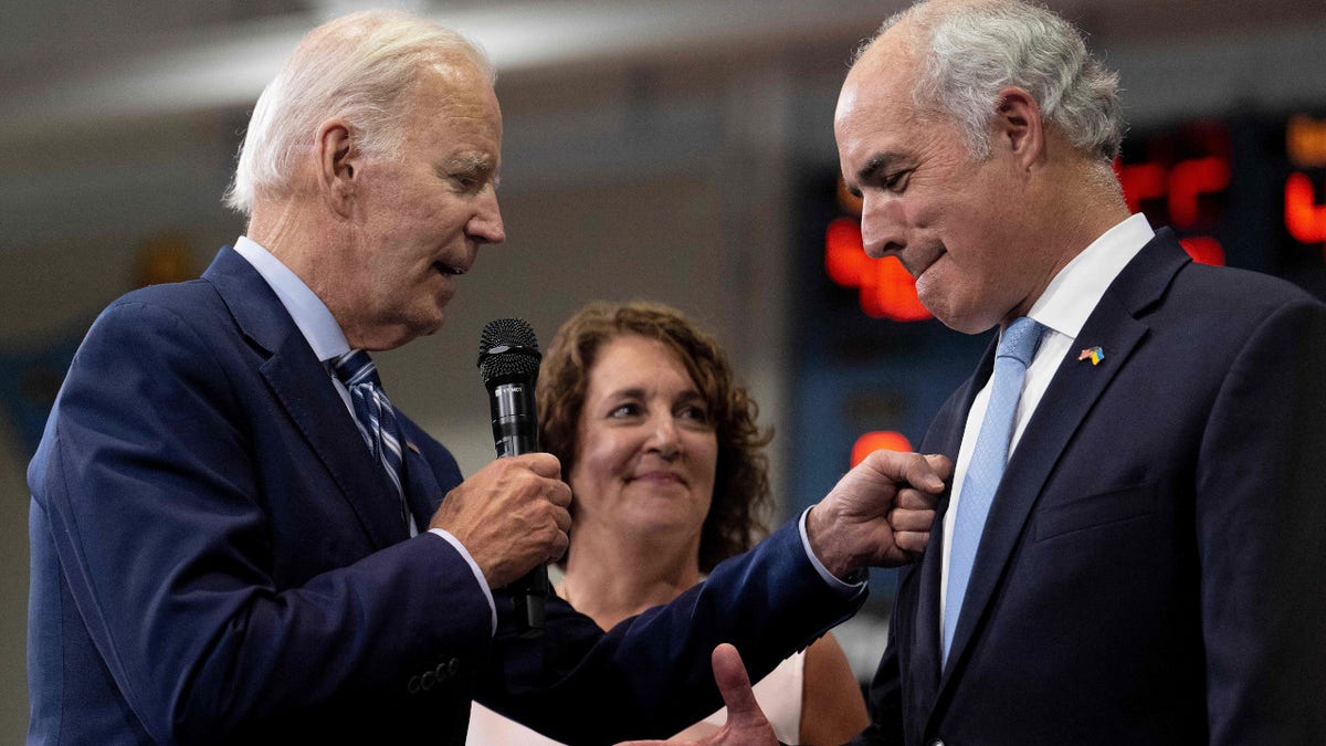 O presidente Joe Biden cumprimenta o senador Bob Casey e sua esposa, Terese