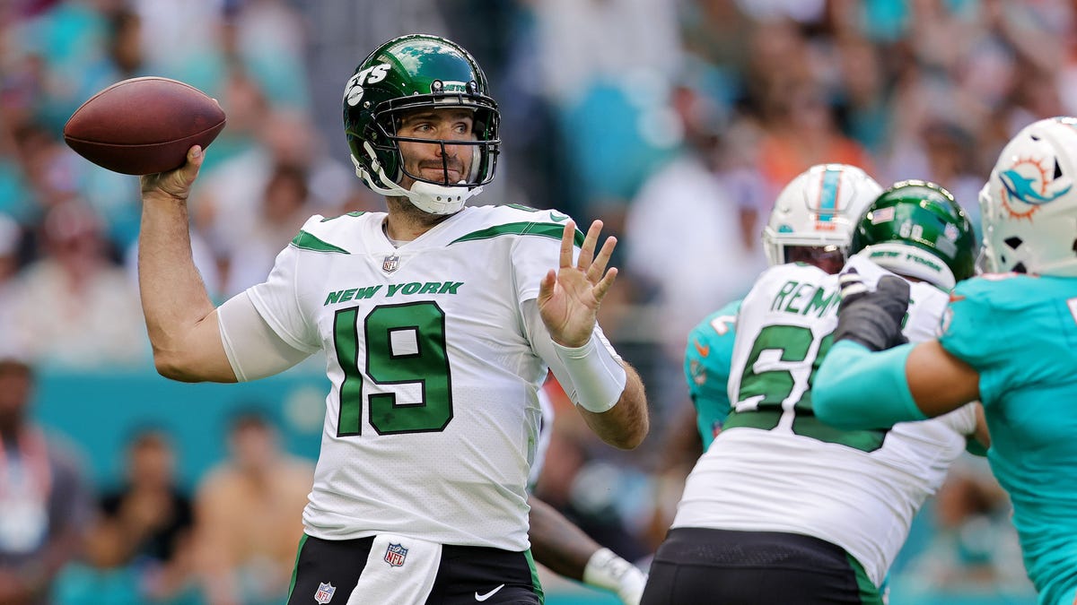 New York Jets quarterback Joe Flacco (19) warms up before playing against  the Buffalo Bills in