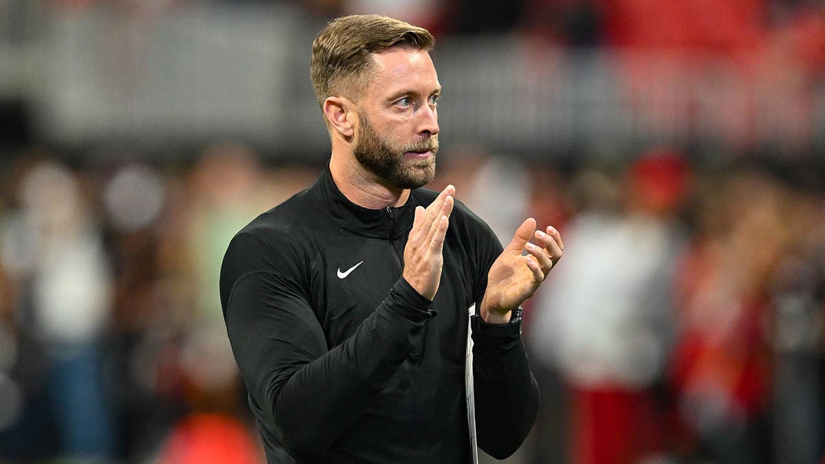 Kliff Kingsbury batendo palmas